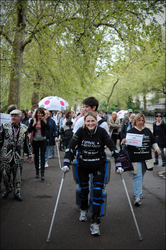 عاجزة قطعت ماراثون العاصمة لندن وجمعت مبلغ 90 الف باوند لجمعية خيرية