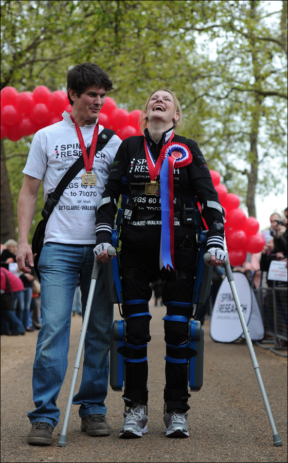 عاجزة قطعت ماراثون العاصمة لندن وجمعت مبلغ 90 الف باوند لجمعية خيرية