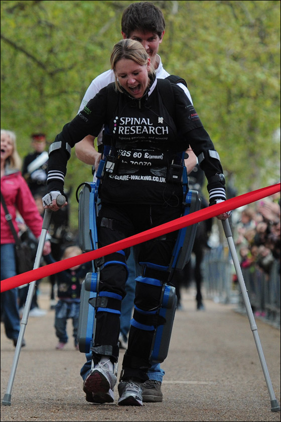 عاجزة قطعت ماراثون العاصمة لندن وجمعت مبلغ 90 الف باوند لجمعية خيرية