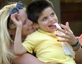 طفل في الخامسة من عمره مصاب بالتوحد ويتغذى على الستائر نتيجة خلل جيني