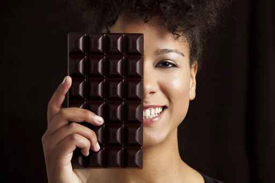 الشوكولا الأسود المر يقي من السكتة القلبية وقد يكون بديلا للعقاقير!