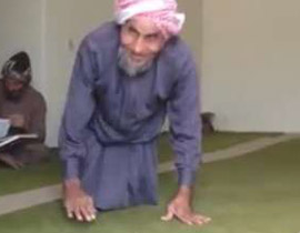رجل في السبعينات يذهب الى المسجد وهو يحبي على يديه وقدميه!