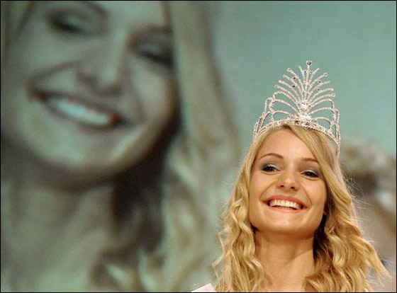 بالصور: المانية شقراء تفوز بلقب ملكة جمال العالم للصم 2012