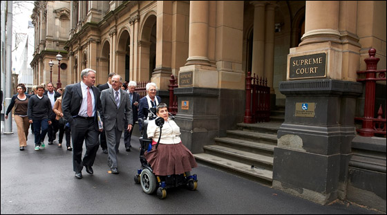 ملايين الدولارات تعويض لامراة ولدت دون اطراف بسبب عقار!