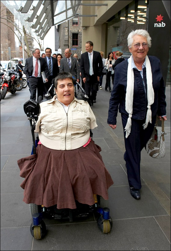 ملايين الدولارات تعويض لامراة ولدت دون اطراف بسبب عقار!