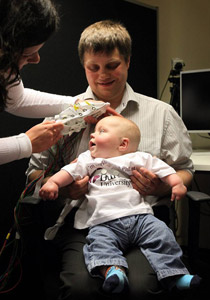 جديد.. قلنسوة تراقب كيفية تطور مرض التوحد!!