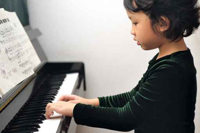 العزف على البيانو يغير الدماغ والدوزان يغير بنيته!