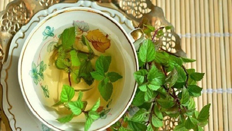 وصفة شاي عجيبة للتخلص من الصداع والانتفاخ وآلام البطن