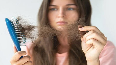 معتقدات وسخافات شائعة حول تساقط الشعر.. ما هي الحقيقة؟